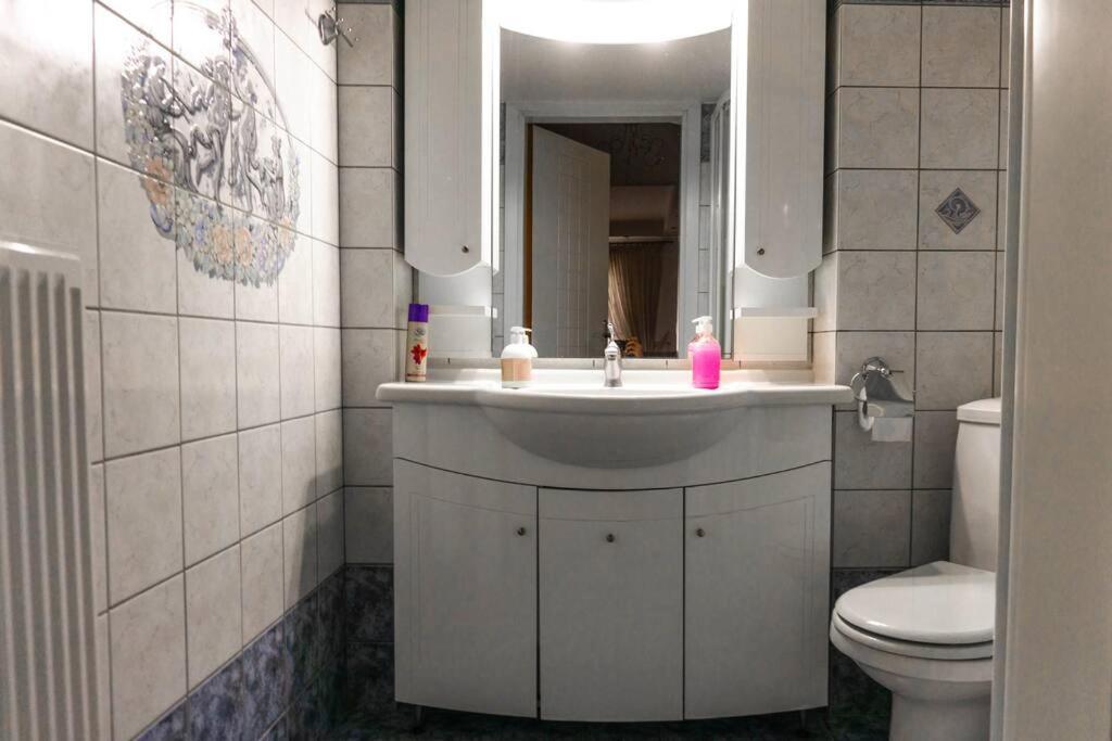 2 Bedroom Holiday Flat, Renovated, In The Centre Аспровалта Екстериор снимка