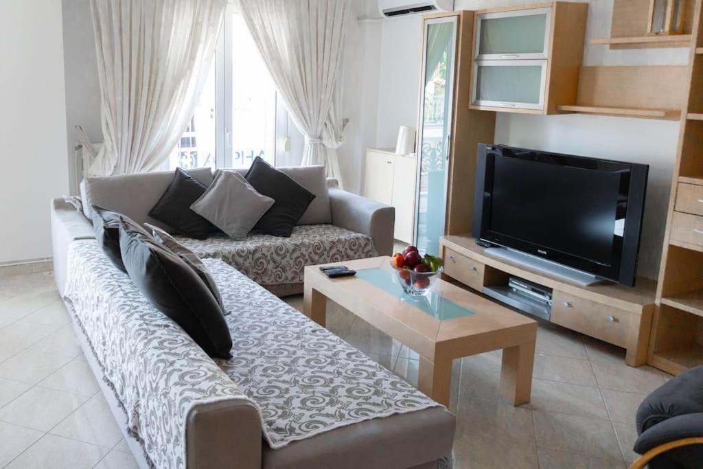 2 Bedroom Holiday Flat, Renovated, In The Centre Аспровалта Екстериор снимка