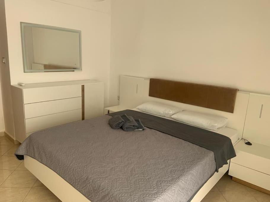 2 Bedroom Holiday Flat, Renovated, In The Centre Аспровалта Екстериор снимка