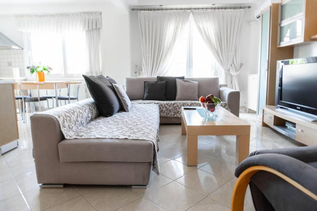 2 Bedroom Holiday Flat, Renovated, In The Centre Аспровалта Екстериор снимка