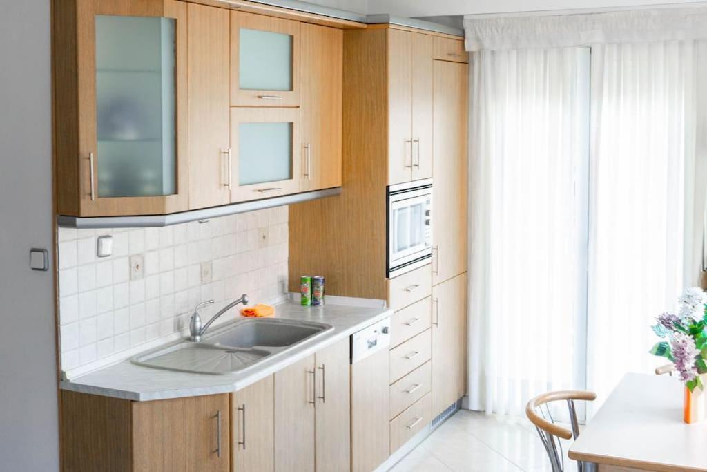 2 Bedroom Holiday Flat, Renovated, In The Centre Аспровалта Екстериор снимка