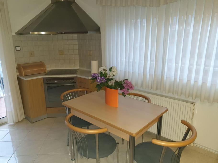 2 Bedroom Holiday Flat, Renovated, In The Centre Аспровалта Екстериор снимка